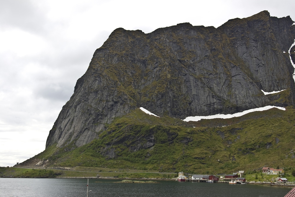 Reinebringen von Hamnøya aus gesehen