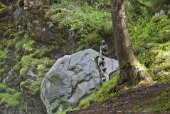 Skulptur am Wasserfall